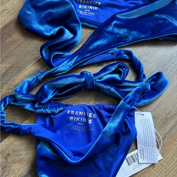 BRAND NEW Frankie’s Bikinis Top in Blue Velvet - Picture 2 of 3